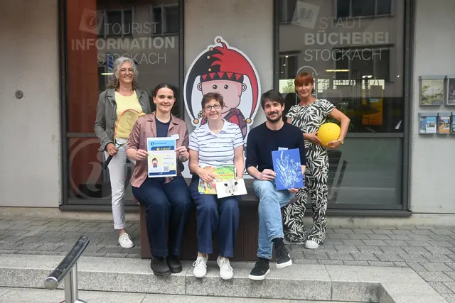 Sie stellen das Sommerferienprogramm vor (von links): Petra Brinkmann (Stadtjugendpflege), Nina Müller (Tourist-Info Stockach), Sabine Luther-Kögel (Stadtbücherei), Philipp Güntert (Stadtmuseum) und Margrit Haas (Stadtjugendpflege). | Foto: Juleda Kadrija