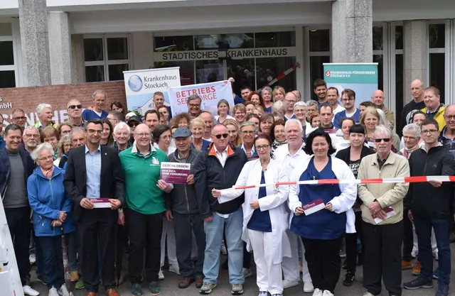 Zahlreiche Beschäftigte des Krankenhauses Stockach, Kommunalvertreter und Bürger haben am Freitag das Krankenhaus Stockach symbolisch geschlossen. Sie sendeten mit ihrer Protestaktion ein deutliches Signal an die Bundespolitik. | Foto: Achim Holzmann