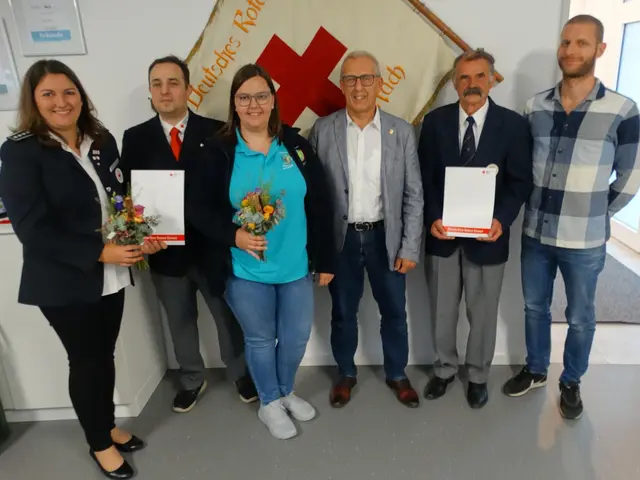 Bei der Mitgliederversammlung des DRK Aach wurden auch langjährige Mitglieder geehrt. Das Bild zeigt (von links): Sabrina Müller, Matthias Specker, Melanie Müller, Manfred Ossola, Bruno Specker und Daniel Enderle. | Foto: Marcelino Rüth