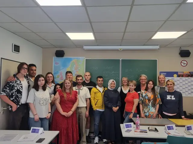 Die Schüler und Beteiligten tauschen sich beim Aktionstag der Inlingua Sprachschule über gestrichene Förderungen aus. | Foto: Pia Schaible