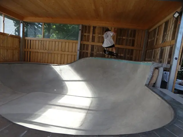 Der Skater Stefan Klingler probiert die einzigartige Bowl an der Teestube aus. Dort kann nun bei Wind und Wetter geskatet werden. | Foto:  Marcelino Rüth