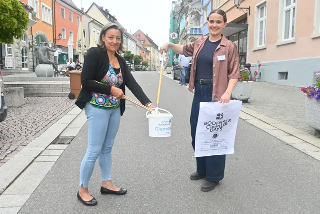 Die CleanUp-Days sollen ein besseres Bewusstsein für die Umwelt schaffen, wie Kulturamtsleiterin Corinna Bruggaier und Nina Müller von der Tourist-Information demonstrieren. Das CleanUp-Kit gibt es bei der Tourist-Information in Stockach. | Foto: Juleda Kadrija