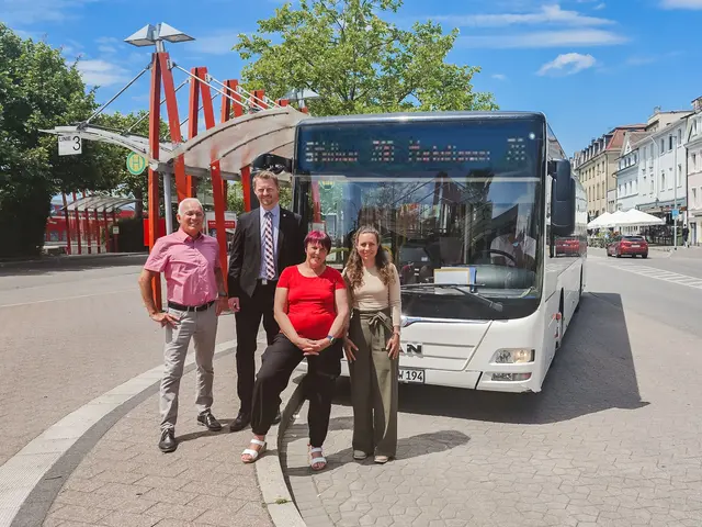 Vor der Linie 5, die seit dem 1. Juni wieder von Markelfingen über die Konstanzer Straße zum Radolfzeller Bahnhof fährt (von links): Udo Rothmund, kaufmännischer Leiter Stadtwerke, Oberbürgermeister Simon Gröger, Alexandra Degen von den Stadtwerken und Mobilitätsmanagerin Lisa Kitschun. | Foto: Stadt Radolfzell