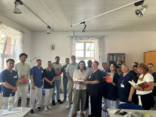 Veronika Netzhammer (mitte) übergibt stellvertretend für den Krankenhausförderverein die Fachbücher. | Foto: GLKN