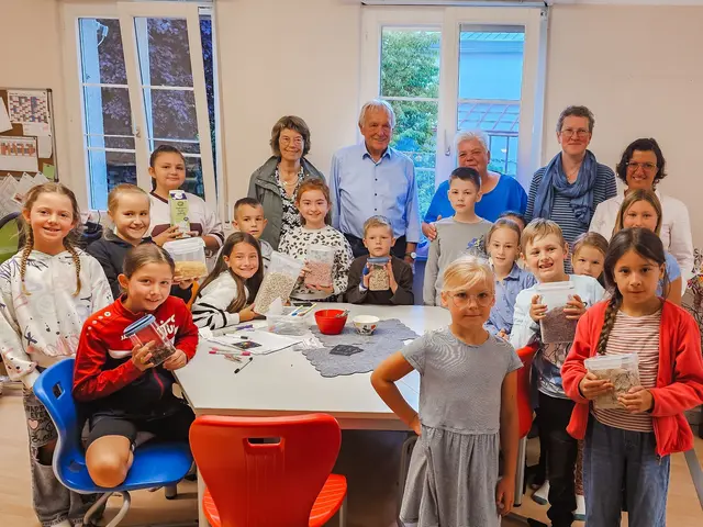 Die Kinderzeit der Storchenschule Böhringen empfängt Vertretende der Bürgerstiftung zum „Gesunden Frühstück“ (hinten, von links): Birgitt Peters und Arnold Kannenberg von der Bürgerstiftung mit den Betreuerinnen der Kinderzeit Monika Faller, Annette Maurer und Petra Leising, Verwaltungsleiterin der Kinderzeit.  | Foto: Stadt Radolfzell