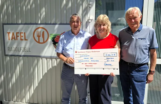 Freuen sich über die Spende für die Tafel Radolfzell (von links): Stiftungsrat Helmut Arndt, Susanne Hiltner (Leiterin Tafel Radolfzell) und Arnold Kanneberg (Vorsitzender Bürgerstiftung Radolfzell) | Foto: Joachim Strate