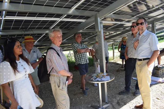 Der Aufsichtsratsvorsitzender vom Solarpark Gottmadingen GmbH &amp; Co. KG und Bürgermeister Dr. Michael Klinger, der Geschäftsführer und Kämmerer der Gemeinde, Andreas Ley (von rechts nach links), sowie Bene Müller vom Vorstand der solarcomplex AG informierten am 18. Juni über den aktuellen Stand der beiden im Bau befindlichen Solarparks «Katzental Gottmadingen» und «Vorräten bei Ebringen». | Foto: Achim Holzmann
