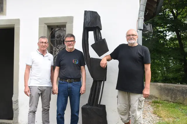 Freuen sich schon auf die 23. Ausgabe der Experimentelle (von links): Walter Scheiwiller (Kulturverein Thayngen), Bernhard Gassner (FöKuHei) und Kurator Titus Koch, alle neben einer Skulptur von Armin Göhringer, die in der Ausstellung in Sélestat zu sehen ist.  | Foto: Philipp Findling