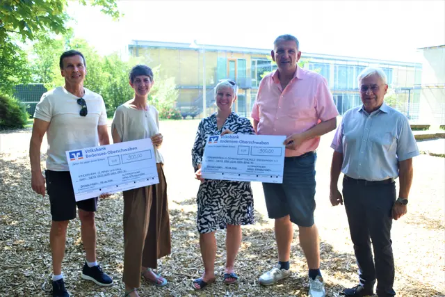 Freuen sich über die Spenden (von links): Willi Streit (Altfpadfinder Steißlingen), Nicole Römer (Kinderheim St. Peter und Paul), Natalie Wiker, Reinhold Keller (beide Schulförderverein Steißlingen) und Thomas Maier (Altpfadfinder Steißlingen). | Foto: Philipp Findling