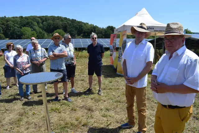 Bei der offiziellen Einweihung des Solarparks «Krumme Reute» nördlich von Worblingen begrüßte Bürgermeister Ralf Baumert (ganz rechts) zahlreiche Gäste und würdigte die Bedeutung des Projekts für die Gemeinde. | Foto: Achim Holzmann