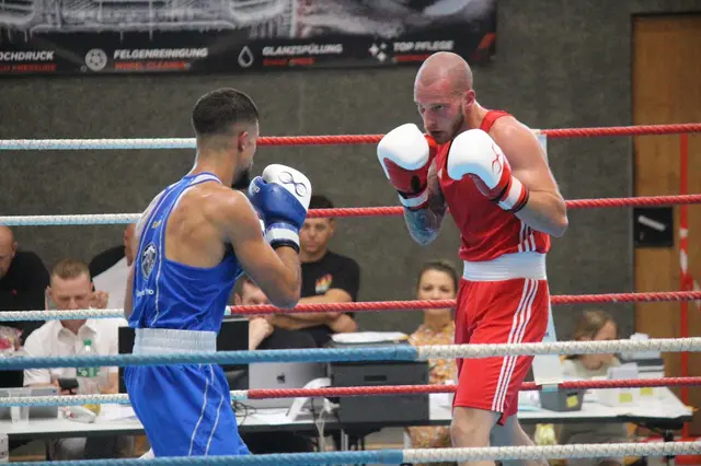 Philip Eger vom Boxclub Singen (rotes Trikot) konnte bei den Landesmeisterschaften in der Münchriedhalle den Titel im Mittelgewicht gegen Alessio Santoro vom Boxclub Radolfzell (blaues Trikot) erkämpfen. | Foto: Boxclub Singen