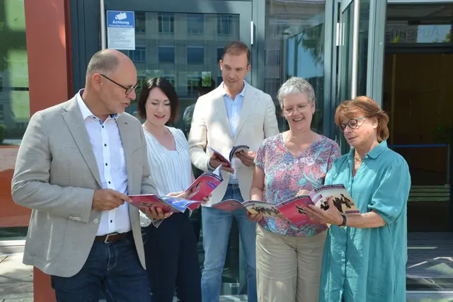 Für jeden etwas dabei: Oberbürgermeister Bernd Häusler (von links), Magdalena Steinebach von der Stadthalle Singen, Timm Schwarzer, Geschäftsführer der Stadthalle, Mirgit Moser vom Aboservice und Angelika Berner-Assfalg, Vorsitzende der Volksbühne Singen tauschen sich schon darüber aus, welche Veranstaltungen im neuen Singener Spielplan sie besuchen würden. | Foto: Tobias Lange