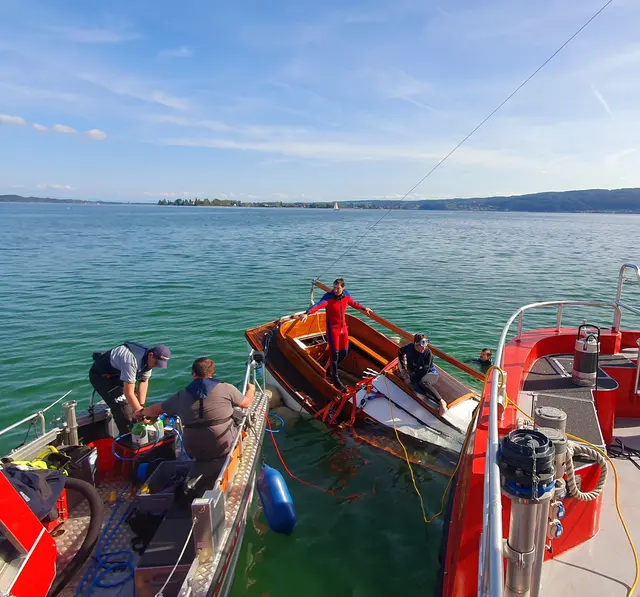 Bergung eines am Vortag im Sturm gesunkenen Segelbootes im Bereich Mettnauspitze | Foto: Feuerwehr Radolfzell