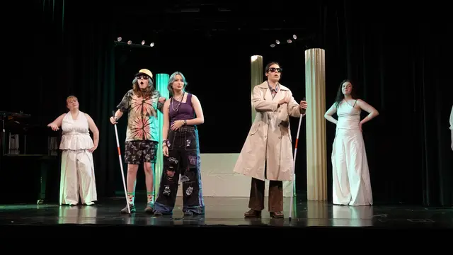 tACTlos setzte in der Singener Gems Antigone (Charlotte Freiberg) zwischen den beiden „Blinden“, dem Seher Tereisias (Lera Gerber) und Ödipus (Ella Iwan) in Szene. Im Hintergrund zwei der singenden Sprecherinnen (Ksenia Glock und Kim Dreher). | Foto: Sabine Beck