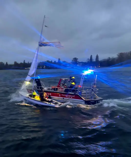 Einsätze auf dem Wasser sind für die Feuerwehr Radolfzell in vielen Gesichtspunkten sehr herausfordernd. So auch hier beim Sichern eines havariertes Bootes. Die Besatzung wurde vorher zusammen mit der DLRG gerettet. Einsatzort im Bereich Mettnau | Foto: Feuerwehr Radolfzell
