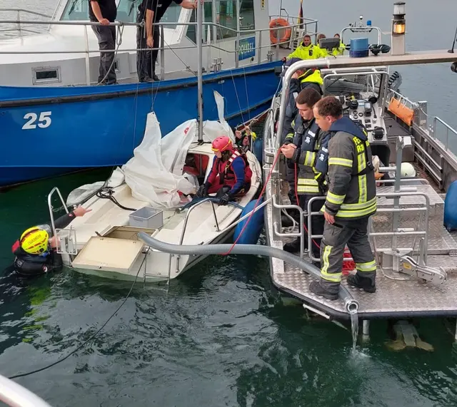 Sichern und Auspumpen des unter 4 genannten Bootes im Bereich Radolfzell | Foto: Feuerwehr Radolfzell