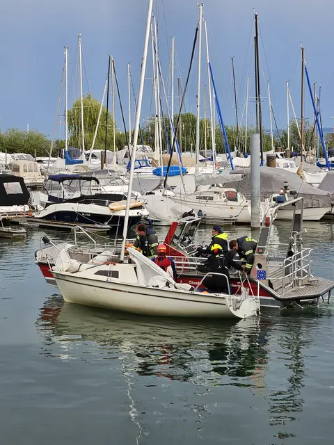 Abschleppen eines havarierten Segelbootes. Die Besatzung wurde vorher durch die DLRG an Land verbracht | Foto: Feuerwehr Radolfzell