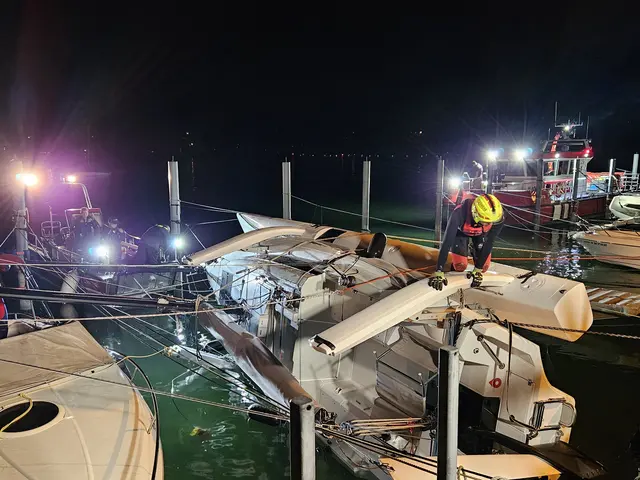 Im Bereich Höri im Sturm umgekippter Katamaran drückt auf andere nebenliegende Boote und wird wieder aufgerichtet | Foto: Feuerwehr Radolfzell