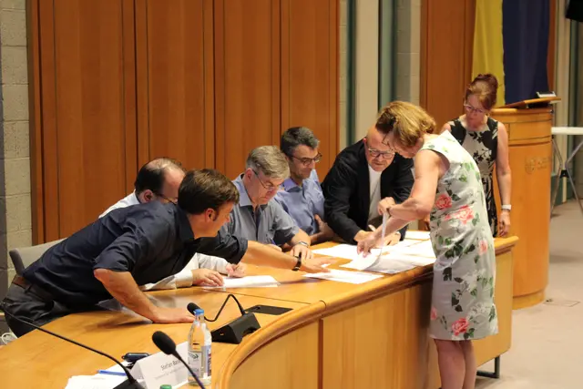 Die Präsidentin der Bezirksärztekammer Südbaden, Dr. Paula Hezler-Rusch, Landrat Zeno Danner und Vertreter der Kreisärztekammer sowie der Kliniken im Landkreis bei der Unterzeichnung der Kooperationsvereinbarung. | Foto: Eron Metolli