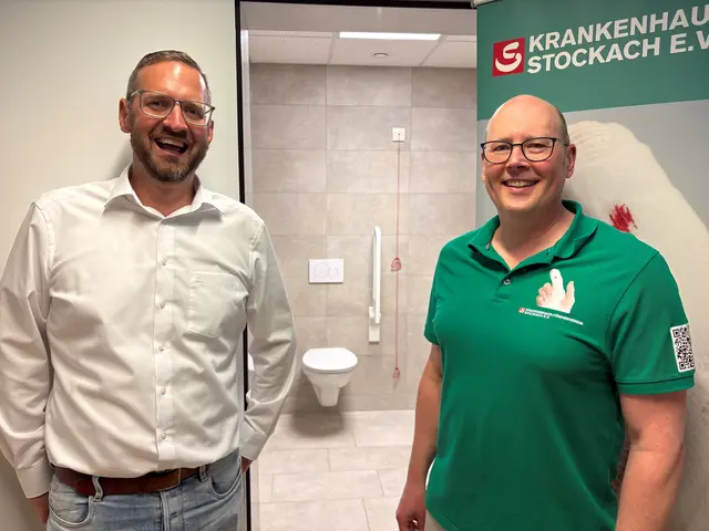 Markus Buhl von der Klinik-Verwaltung (links) und Rolf Bart, Vorsitzender des Krankenhaus-Fördervereins, präsentieren die neu sanierte Toilettenanlage im Krankenhaus Stockach. | Foto: Tobias Lange