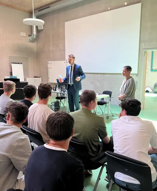 OB Simon Gröger zu Besuch bei den Schülerinnen und Schülern der Zehnten Klasse. | Foto: Iris Dickgießer