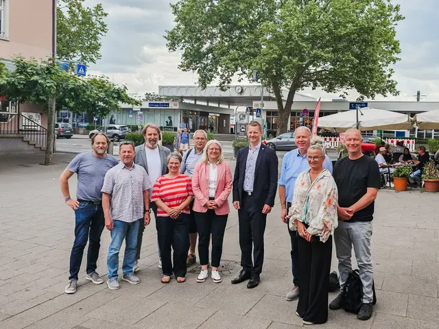 Sie sprechen bei einem Strategietermin über die zukünftige Entwicklung des Bahnumfeldes Radolfzell (v.l.): Gabriel Deufel, Jürgen Keck, Projektleiter Patrick Wacker, Veronika Conz, Christof Stadler, Dr. Clarissa Freundorfer, Konzernbevollmächtigte der DB für Baden-Württemberg, OB Simon Gröger, Bernhard Diehl sowie Andreja Beil und Uwe Bohner von den DB Personenbahnhöfen.  | Foto: Stadt Radolfzell