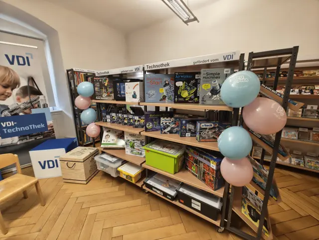 Ein ganzes Regal der Stadtbücherei ist nun der Technothek gewidmet. | Foto: Anja Kurz