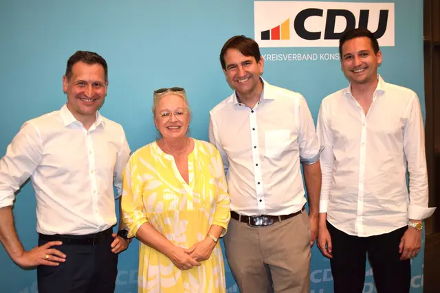 Der CDU-Kreisverbands Konstanz lud am letzten Freitag zu einem Diskussionsabend in die Skylounge vom MAC-Museum. Die Gäste waren der neue Kultusminister Andreas Jung (zweiter von rechts) und der neuen Landtagsabgeordnete Christoph Stetter (links im Bild). Mit auf dem Bild der CDU-Kreisvorsitzender Levin Eisenmann (ganz rechts), der den Abend moderierte und die stellvertretende Kreisvorsitzende der CDU Marianne Giethoff. | Foto: Achim Holzmann