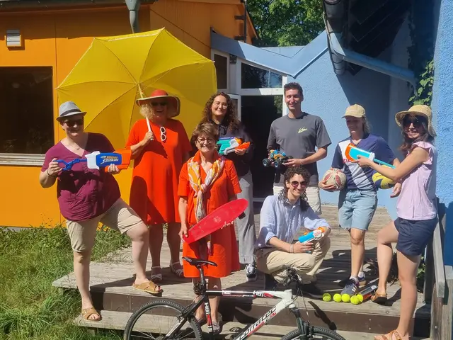 Die Teams vom Lollipop und von Café Connect Team im Garten des Kinderkulturzentrums zusammen mit Monika Laule und Eva-Maria Beller. | Foto: Pia Schaible