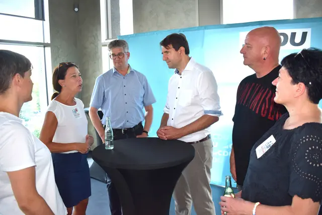 Der neue Kultusminister Andreas Jung im Gespräch mit interessierten Bürgerinnen und Bürger. | Foto: Achim Holzmann