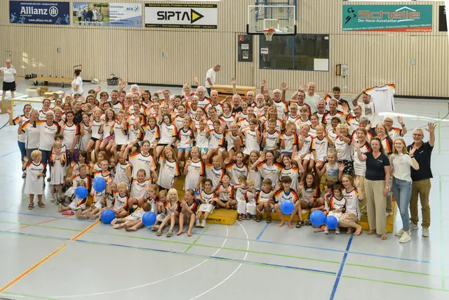 Anlässlich der Verlängerung des Sponsoringvertrags überraschte die Thüga Energie den TuS Gottmadingen mit 320 WM-Fantrikots. Vom Vorschulkind bis zum Senior freute sich der ganze Verein. Rechts im Bild: Jennifer Niermann und Karl Mohr (Thüga Energie) sowie Cora Mattes, erste Vorsitzende des TuS Gottmadingen. | Foto: Frank Müller