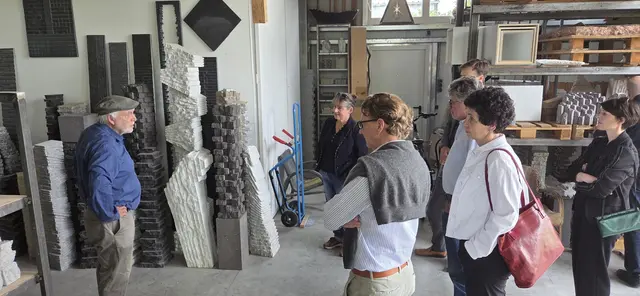 Vorstand und Kuratorium der Kunststiftung des Landkreises Konstanz bei dem Schweizer Bildhauer Pi Ledergerber (links) in Hohenfels-Liggersdorf. | Foto: Landratsamt Konstanz