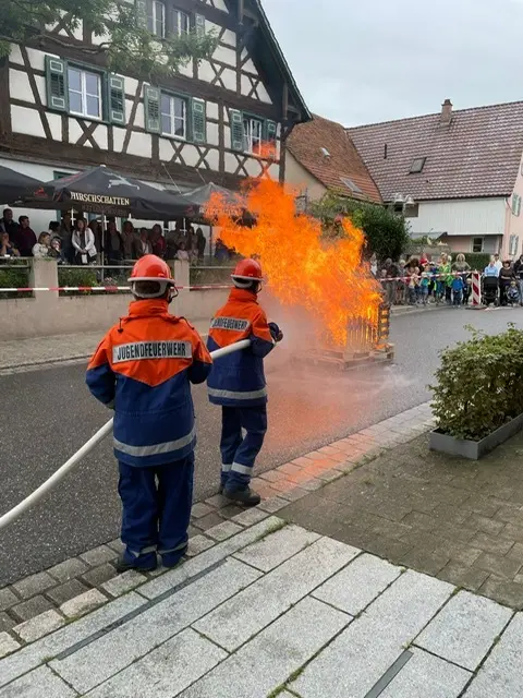 Wie hier bei der Übung am traditionellen Klemenzenfest ist das Interesse der Steißlinger Bevölkerung an deren Feuerwehr sehr groß. | Foto: Feuerwehr Steißlingen