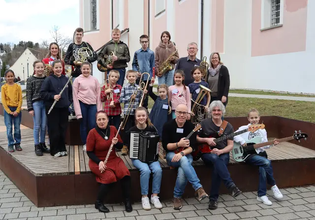 Lehrer und Schüler der Jugendmusikschule. | Foto: Jugenmusikschule Westlicher Hegau