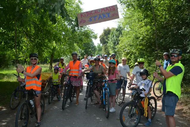 Beim ersten Kidical Mass in Wahlwies gingen rund 50 Radfahrerinnen und Radfahrer an den Start und setzten ein Zeichen für sicherees Radfahrn. | Foto: Tobias Lange