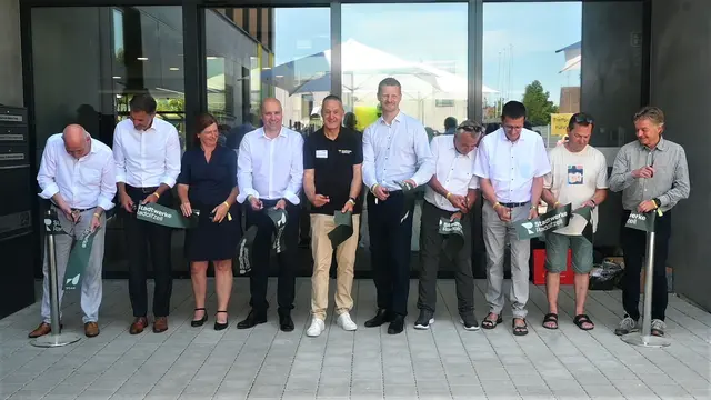 Die Beteiligten des Neubaus der Stadtwerke Radolfzell samt Geschäftsführer Tobias Hagenmeyer und OB Simon Gröger (beide Mitte) konnten nun endlich die neuen Räumlichkeiten eröffnen. | Foto: Philipp Findling