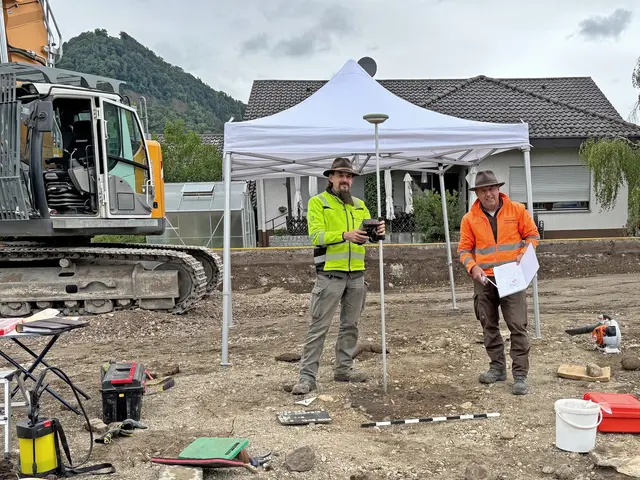 Kreisarchäologe Jürgen Hald (rechts) und Björn Schleicher haben auf einer Baustelle in Welschingen ein eisenzeitliches Grab entdeckt. | Foto: Landratsamt Konstanz