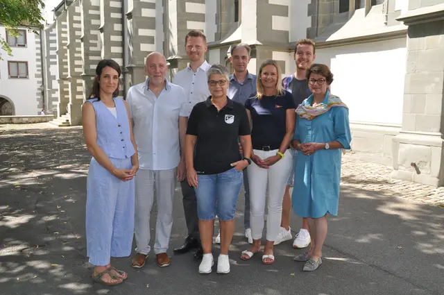 Sie stecken mitten in den Vorbereitungen zum Hausherrenfest 2026: Kim Behrens (Kulturamt), Heinz Vogel (kath. Pfarrer), Oberbürgermeister Simon Gröger, Anna Fuchs (BSV Nordstern), Erik Hörenberg (Fachbereichsleiter Kultur), Tina Riedmüller (WSV Wäschbruck), Janik Fleischhut (Stadtkapelle), Monika Laule (Bürgermeisterin). | Foto: Anja Kurz