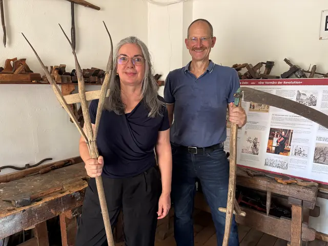 Manuela Trapani, künstlerische Leiterin der zukünftigen Bauerngruppe, und Wolfang Panzer, Vorsitzender des Hilzinger Museumsvereins sind gespannt, wer sich ihrer neuen Gruppe anschließen wird. | Foto: Tobias Lange