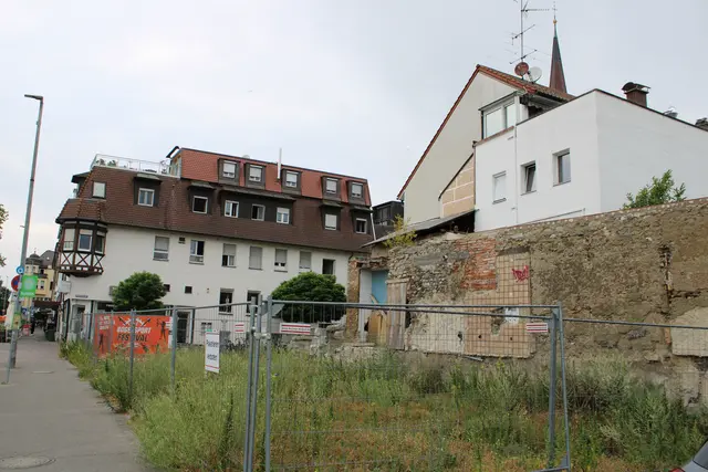 Die Brandruine am Rande der Radolfzeller Altstadt direkt gegenüber des Busbahnhofes steht im Radolfzeller Gemeinderat wieder zur Diskussion. | Foto: Eron Metolli