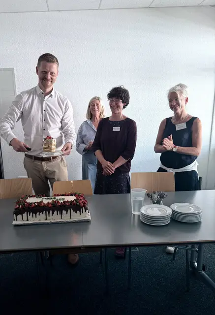 Oberbürgermeister Simon Gröger schneidet gemeinsam mit Mitarbeitenden der bfz Außenstelle Radolfzell den Kuchen zum Tag der offenen Tür an. | Foto: bfz