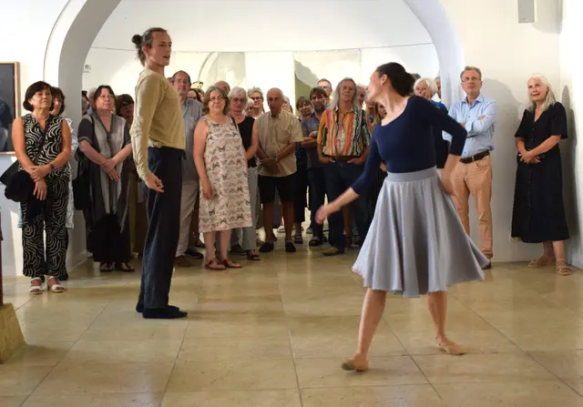 Die Engener Choreografin Davina Wölfle-Obitz und Leander Emanuel präsentierten zur Ausstellungseröffnung eine Tanzperformance, die die Motive der Ausstellung in Bewegung übersetzte. | Foto: Achim Holzmann