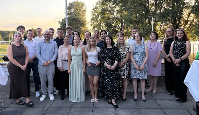 Abiturienten/-innen mit Klassen- und Fachlehrerinnen, Abteilungsleiterin Sibylle Höne und Stellvertreter Peter Amadeo sowie Schulleiter Markus Zähringer. | Foto: Sibylle Höne/BSZ Radolfzell