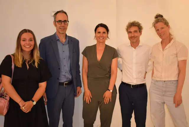 Das Städtische Museum Engen präsentiert vom 4. Juli bis 13. September die Gemeinschaftsausstellung «Nachts im Garten» mit Werken der Freiburger Malerin Vivian Kahra und dem österreichischen Maler und Zeichner Lorenz Helfer (von rechts nach links). Daneben die Kulturamtsleiterin der Stadt Engen Eva Berger, Bürgermeister Frank Harsch und die Assistentin bei der Umsetzung der Ausstellung Sidonie Schwarzmann. | Foto: Achim Holzmann