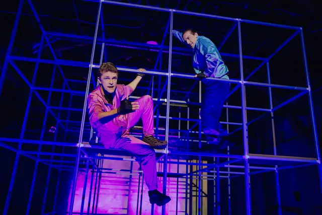 Julius Engelbach und Tobias Amoriello verkörpern die beiden Jugendlichen Mark und Malte in „NICE“, das nun für den Deutschen Jugendtheaterpreis nominiert wurde. | Foto: Milena Schilling