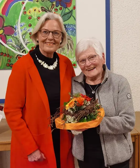 Dorit Schweigger (links) wurde nach zwölf Jahren als erste Vorsitzende des Frauenchors Singen und Isolde Kist (rechts) nach 33 Jahren als Notenwartin aus ihren Ämtern, aber nicht aus dem Chor, verabschiedet | Foto: Andrea Jagode