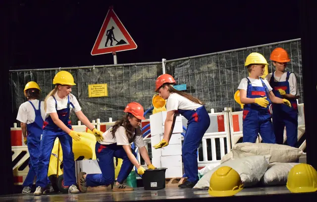 Am letzten Samstag feierte das Theaterstück «#Baustelle Leben» der «Theatäter» vom Friedrich-Wöhler-Gymnasiums die Premiere im Kulturzentrum Gems. Mit rund 100 Besuchern war die Vorstellung restlos ausverkauft. | Foto: Achim Holzmann