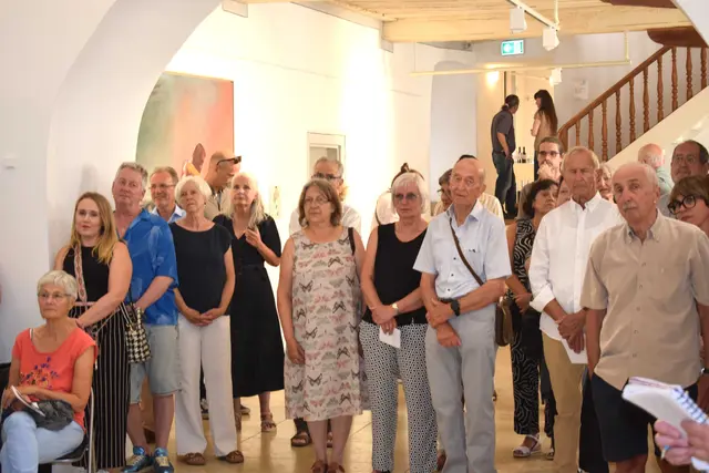 An die 70 kunstinteressierte Besucher verfolgten am Freitagabend die Vernissage zur Ausstellung «Nachts im Garten» im Städtische Museum Engen. | Foto: Achim Holzmann
