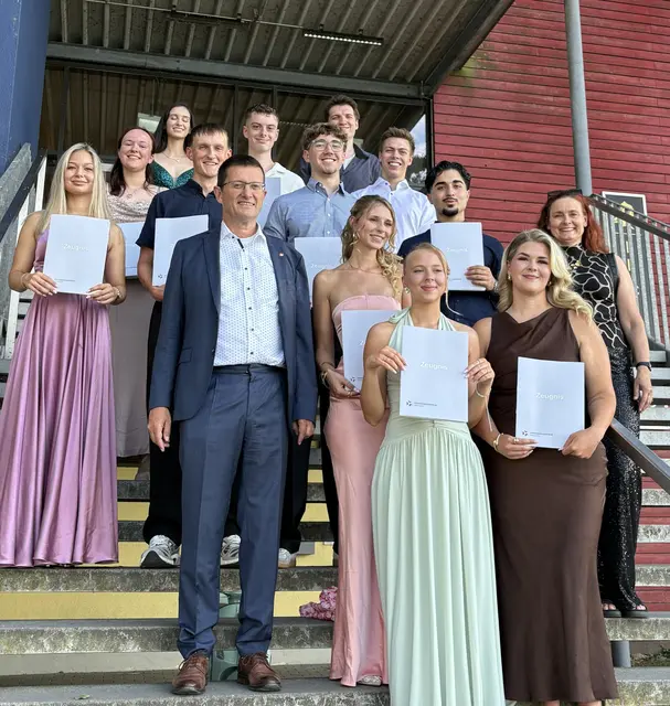 Schulleiter Markus Zähringer (vorne links) sowie Klassenlehrerin Alexandra Mack (Mitte, rechts) mit den SchülerInnen und AbiturientInnen der Wirtschaftsoberschule. | Foto: Sibylle Höne/BSZ Radolfzell
