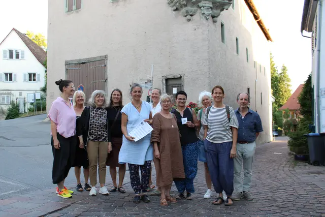 Einige Mitglieder der Interessensgemeinschaft nach einer umfassenden Informationsveranstaltung vor dem Denkmalgeschützten Kornhaus in Engen. | Foto: Eron Metolli